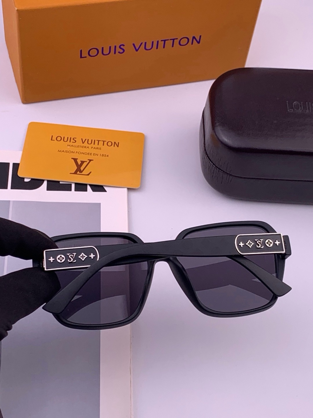 LV 开春新款  潮流爆款 时尚方框太阳镜 高品质 佩戴舒适 网红潮款墨镜 型号L3305