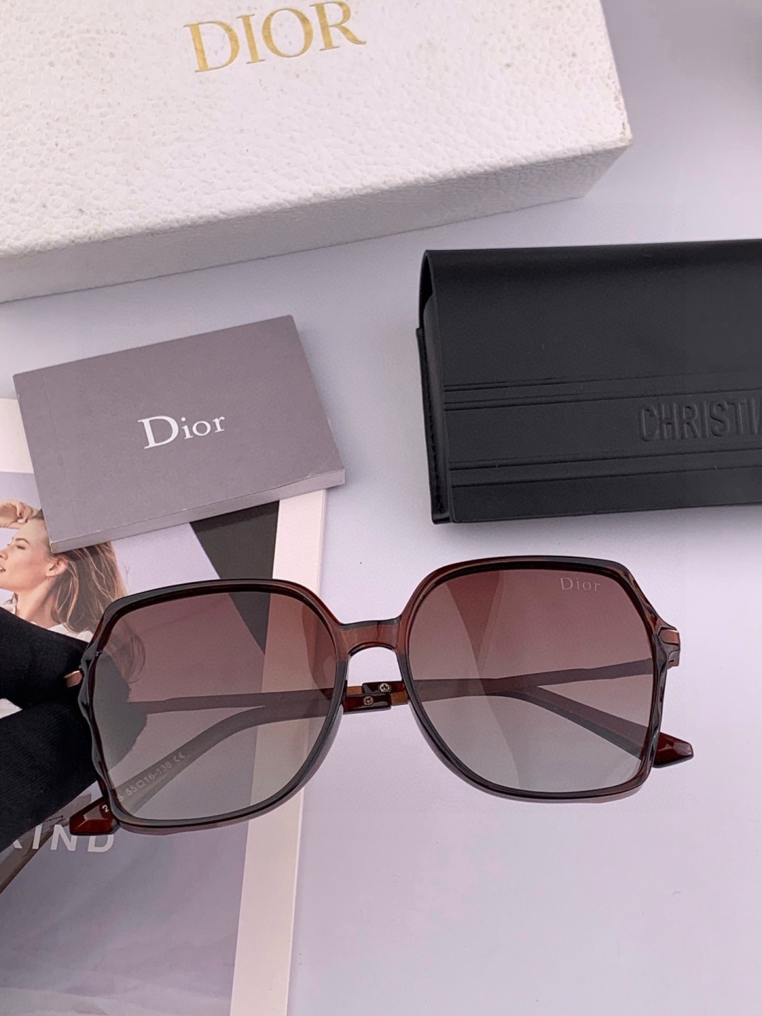 DIOR女士太阳镜🎒新款 最潮时尚太阳镜👓👕出行必备👒👠潮人必备[呲牙][呲牙] 高档金属镶钻搭配宝丽来超清偏光太阳镜片