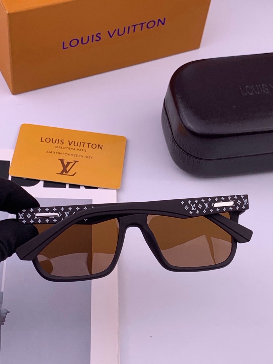 LV 开春新款  潮流爆款 时尚方框太阳镜 高品质 佩戴舒适 网红潮款墨镜 型号L8510