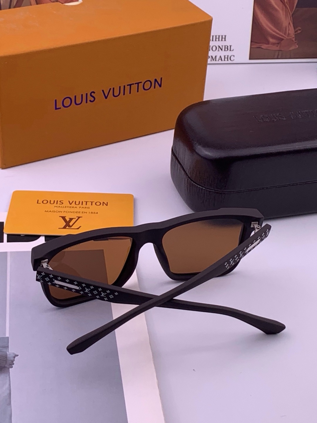 LV 开春新款  潮流爆款 时尚方框太阳镜 高品质 佩戴舒适 网红潮款墨镜 型号L8510