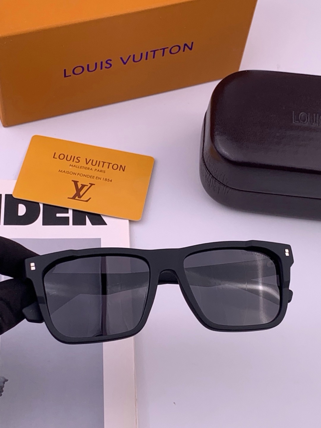 LV 开春新款  潮流爆款 时尚方框太阳镜 高品质 佩戴舒适 网红潮款墨镜 型号L8510