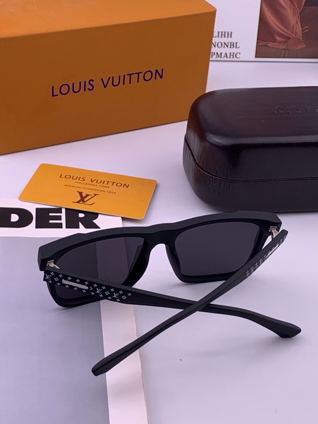 LV 开春新款  潮流爆款 时尚方框太阳镜 高品质 佩戴舒适 网红潮款墨镜 型号L8510