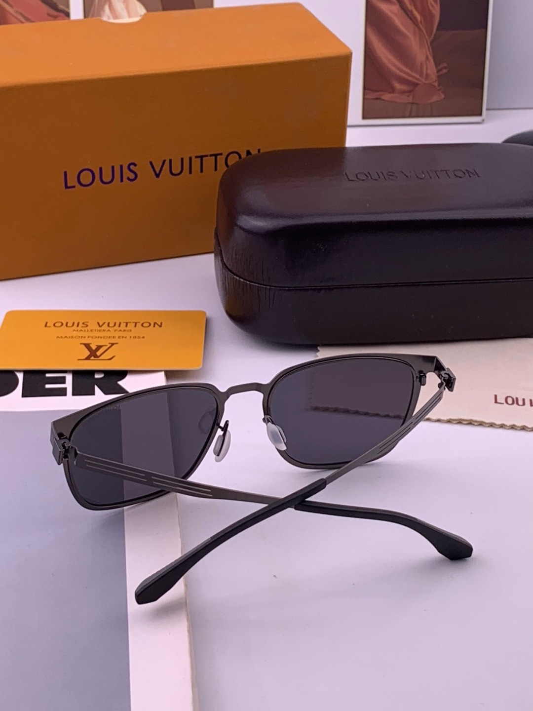 ♦️LV 新款男女情侣款太阳镜多边形墨镜iP电镀永不褪色 超轻超有弹性整幅眼镜无螺丝重要的是压不坏 高清镜片、精湛的工艺