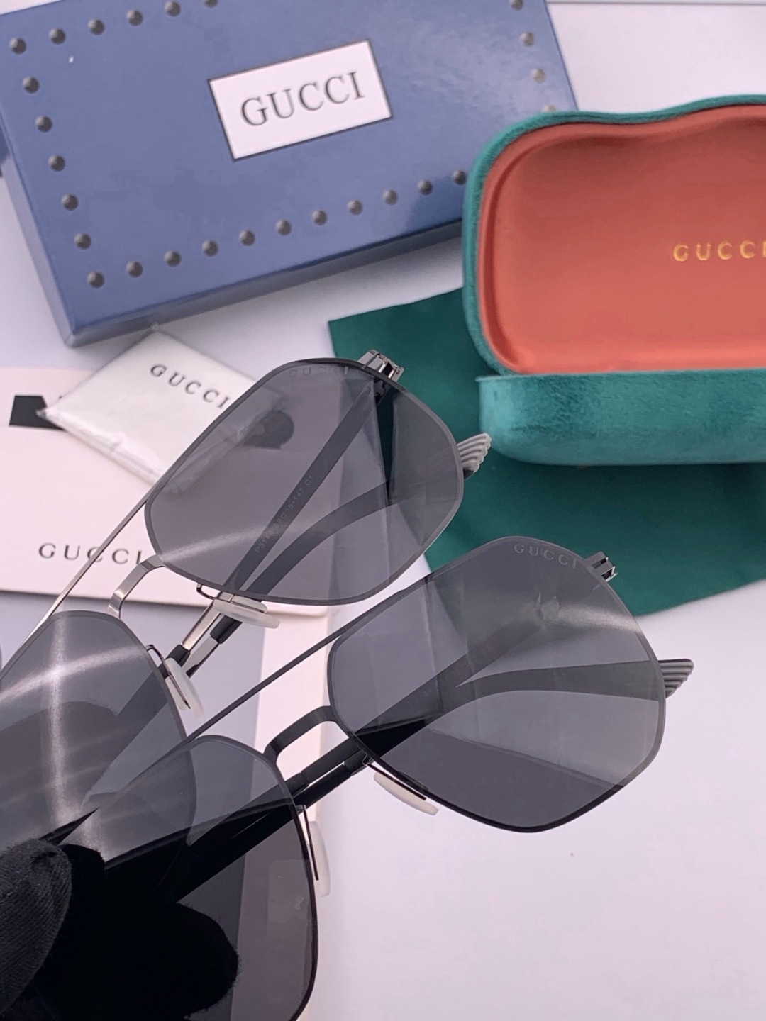 Gucci 春夏新款超轻无螺丝压不坏系列情侣款太阳镜高清尼龙镜片🦅完美品质，适合各种脸型，经典太阳镜亮相时装周.超酷拉风