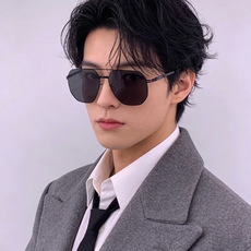 Gucci 春夏新款超轻无螺丝压不坏系列情侣款太阳镜高清尼龙镜片🦅完美品质,适合各种脸型,经典太阳镜亮相时装周.超酷拉风 Gucci 春夏新款超轻无螺丝压不坏系列情侣款太阳镜高清尼龙镜片🦅完美品质,适合各种脸型,经典太阳镜亮相时装周.超酷拉风