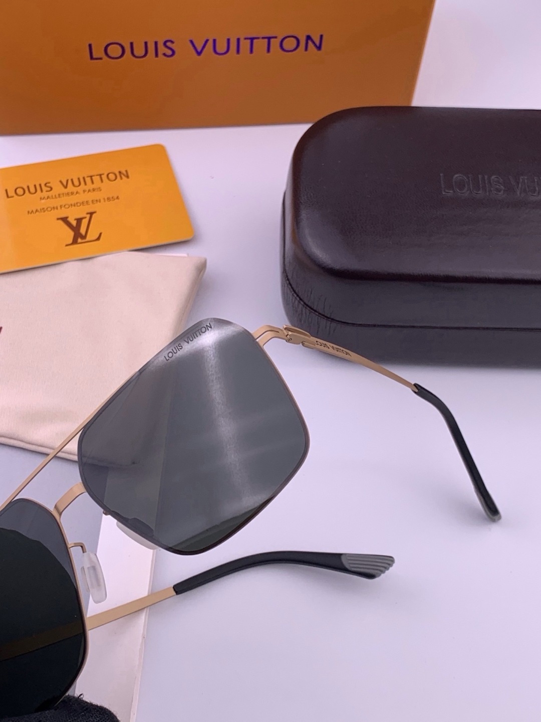 Gucci 春夏新款超轻无螺丝压不坏系列情侣款太阳镜高清尼龙镜片🦅完美品质，适合各种脸型，经典太阳镜亮相时装周.超酷拉风