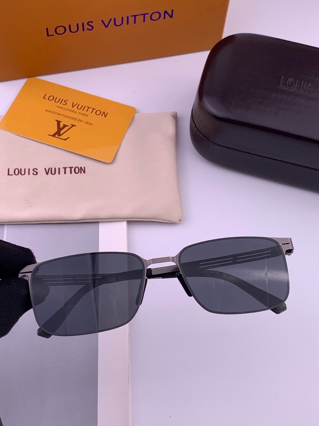 ♦️LV 新款男女情侣款太阳镜多边形墨镜iP电镀永不褪色 超轻超有弹性整幅眼镜无螺丝重要的是压不坏 高清镜片、精湛的工艺