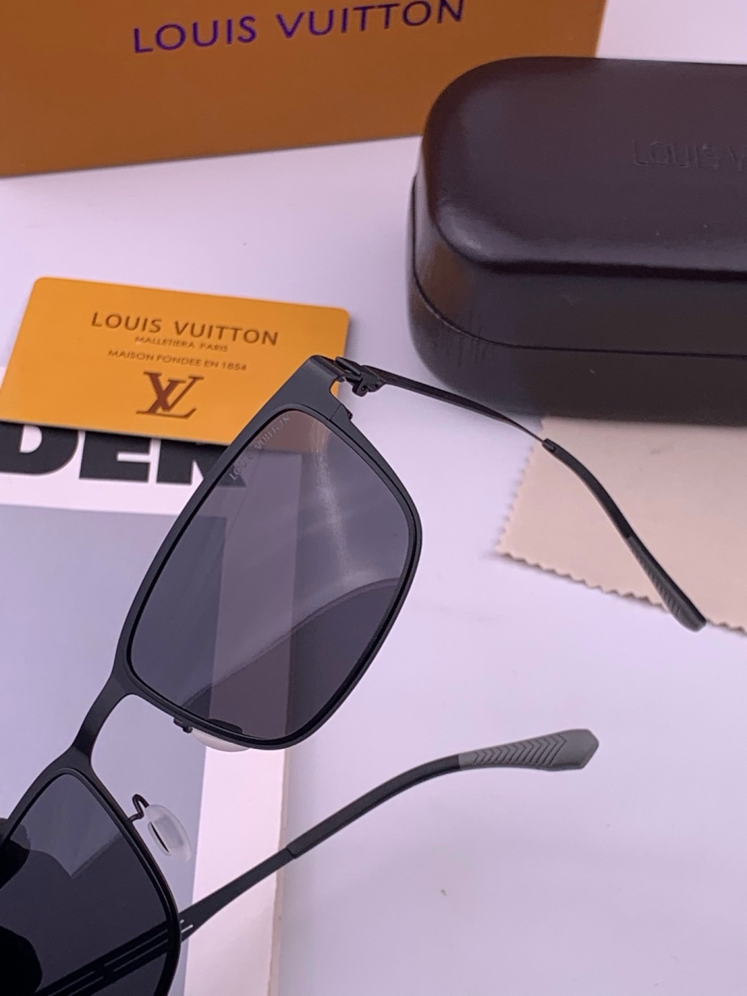 ♦️LV 新款男女情侣款太阳镜多边形墨镜iP电镀永不褪色 超轻超有弹性整幅眼镜无螺丝重要的是压不坏 高清镜片、精湛的工艺