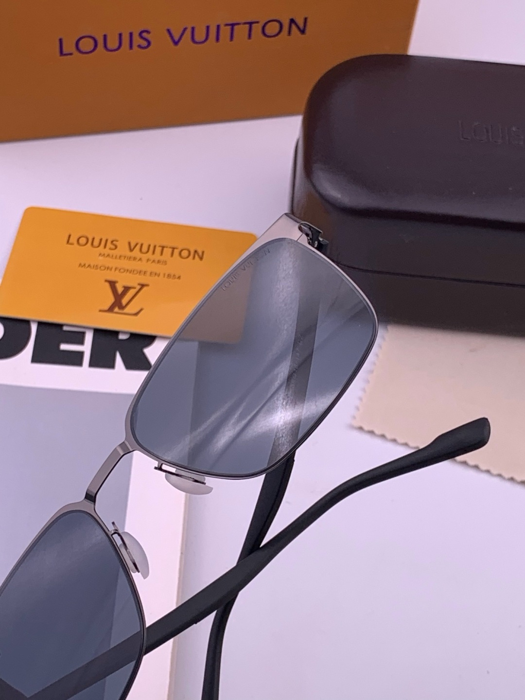 ♦️LV 新款男女情侣款太阳镜多边形墨镜iP电镀永不褪色 超轻超有弹性整幅眼镜无螺丝重要的是压不坏 高清镜片、精湛的工艺