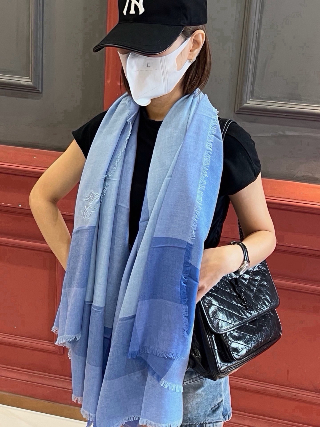 顶级原单狠货[色] 独家推出[色]COACH（蔻驰）专柜最新款、秋冬新款上市了！时尚的窗玻璃图形设计和宽大的剪裁比例让这