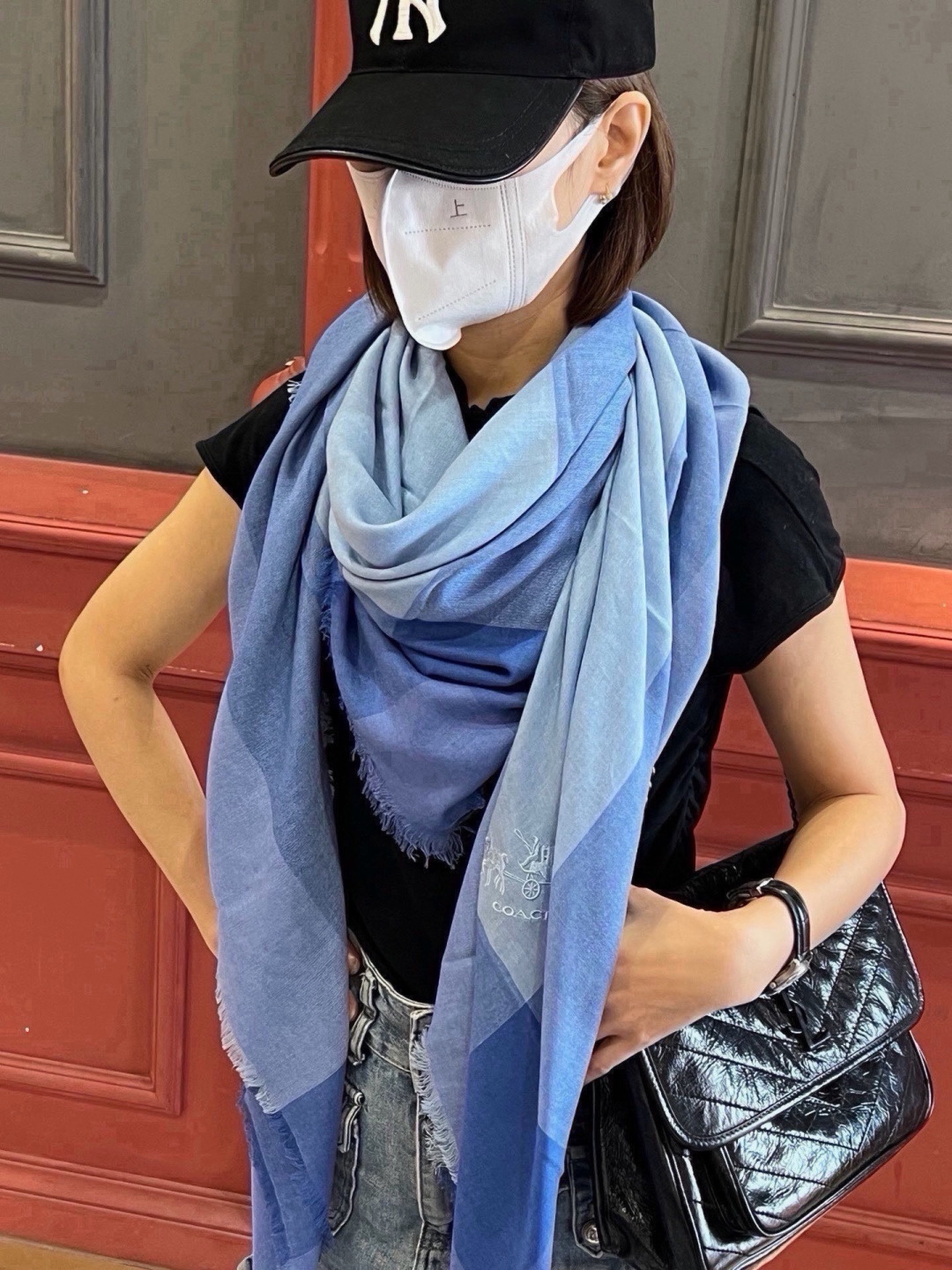 顶级原单狠货[色] 独家推出[色]COACH（蔻驰）专柜最新款、秋冬新款上市了！时尚的窗玻璃图形设计和宽大的剪裁比例让这