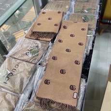 没见过吧,很少有人在柜里见过这条围巾😳当时发售的时候内地给的就特别少,原版是客户在日本中古店买到的❗所以很少流通的款式, 没见过吧,很少有人在柜里见过这条围巾😳当时发售的时候内地给的就特别少,原版是客户在日本中古店买到的❗所以很少流通的款式,
