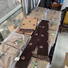 没见过吧,很少有人在柜里见过这条围巾😳当时发售的时候内地给的就特别少,原版是客户在日本中古店买到的❗所以很少流通的款式, 没见过吧,很少有人在柜里见过这条围巾😳当时发售的时候内地给的就特别少,原版是客户在日本中古店买到的❗所以很少流通的款式,