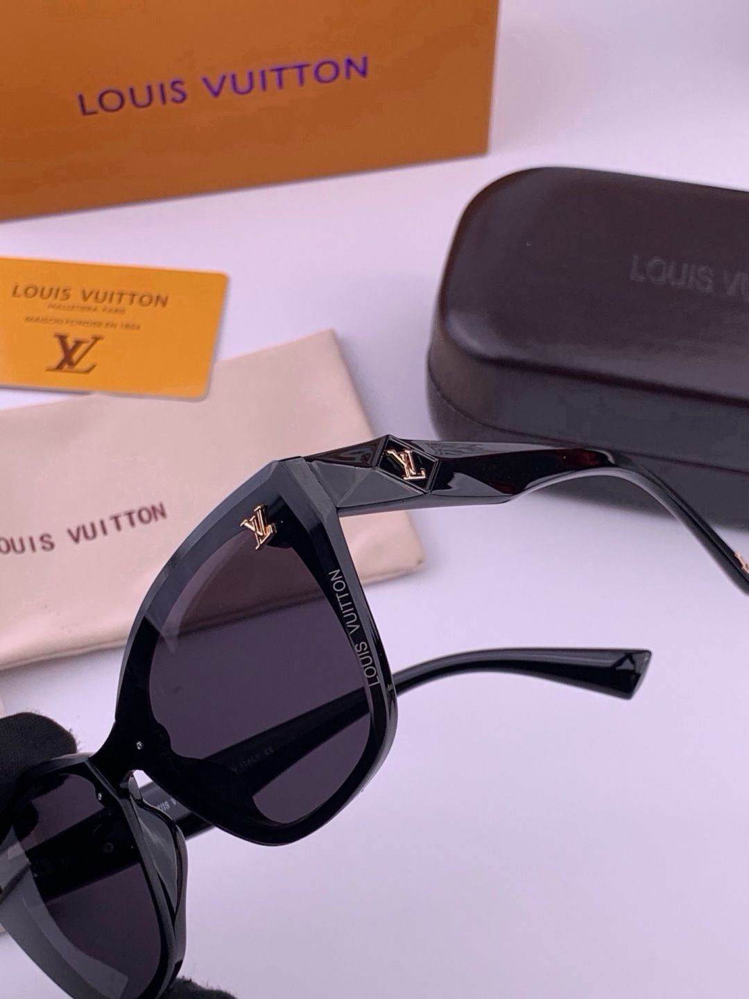 LV 太阳镜潮品官网模特同款 [玫瑰][玫瑰]四叶草🍀精致个性设计简约时尚 高品质值得拥有绝对潮爆整个夏季 新款L335