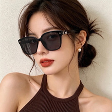 爱马仕 经典的方框设计,不挑脸型,无论搭配大衣还是连衣裙都非常显气质镜片预防紫外线 型号:H0305 爱马仕 经典的方框设计,不挑脸型,无论搭配大衣还是连衣裙都非常显气质镜片预防紫外线 型号:H0305