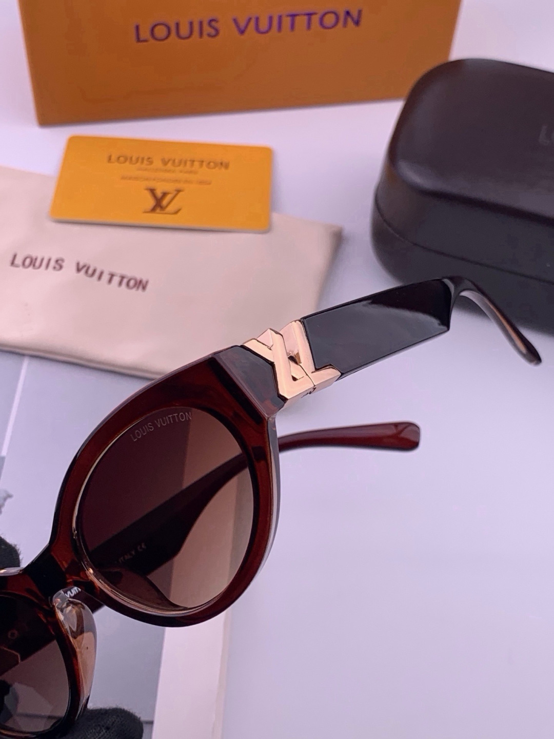 LV 新款女士方框太阳眼镜 开车墨镜 新款太阳镜  时尚大方 舒适轻盈 精致奢华 超轻 型号：L15803。