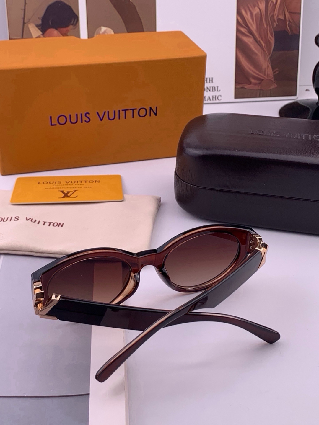 LV 新款女士方框太阳眼镜 开车墨镜 新款太阳镜  时尚大方 舒适轻盈 精致奢华 超轻 型号：L15803。