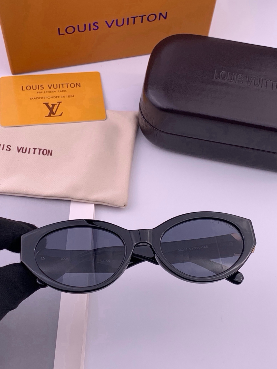 LV 新款女士方框太阳眼镜 开车墨镜 新款太阳镜  时尚大方 舒适轻盈 精致奢华 超轻 型号：L15803。