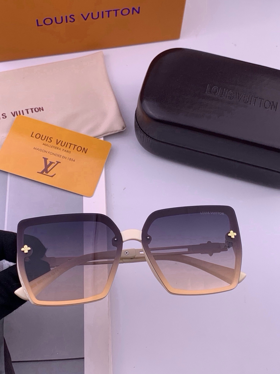 LV 开春新款  潮流爆款 时尚方框太阳镜 高品质 佩戴舒适 网红潮款墨镜 型号L6302