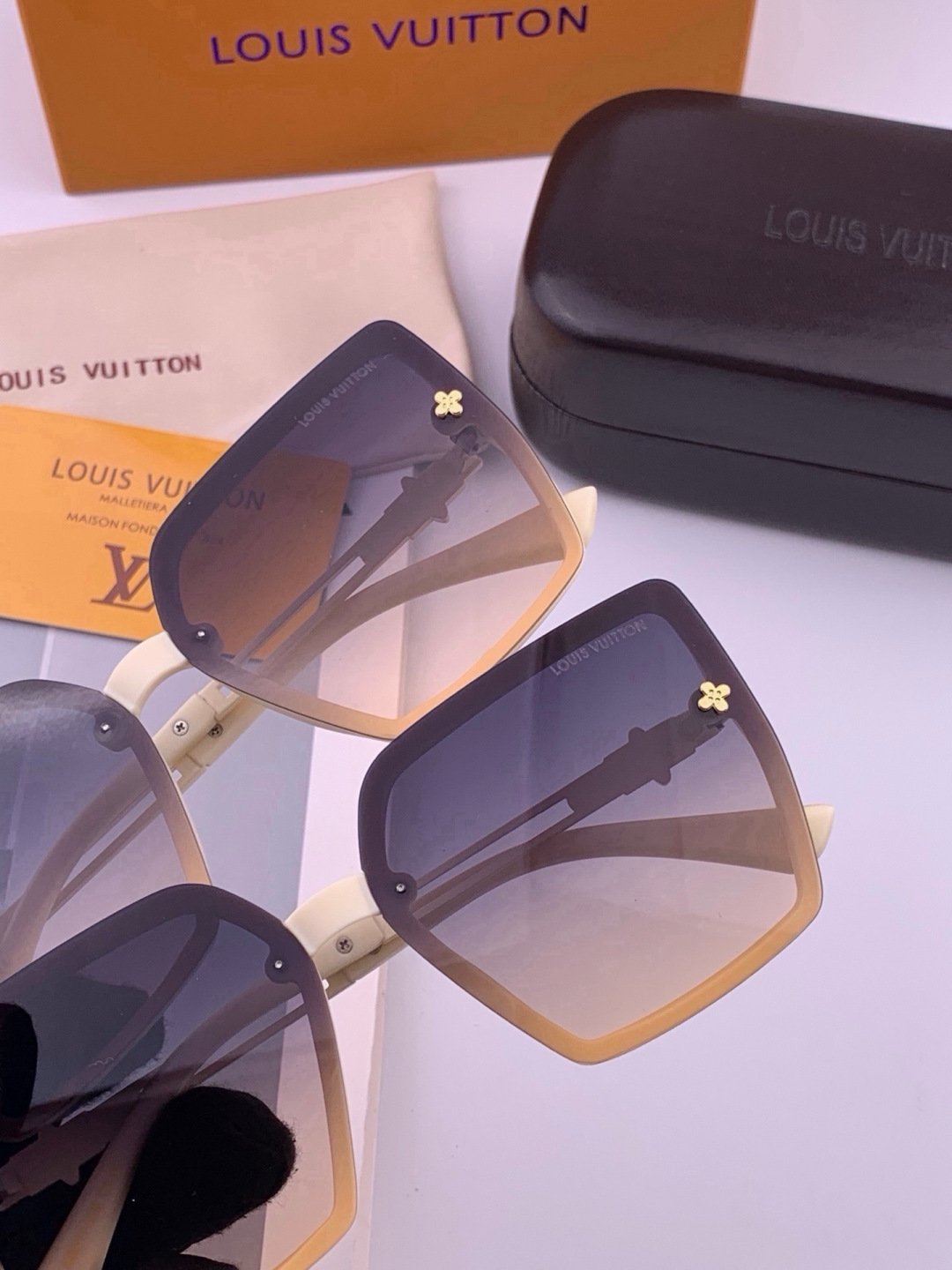 LV 开春新款  潮流爆款 时尚方框太阳镜 高品质 佩戴舒适 网红潮款墨镜 型号L6302