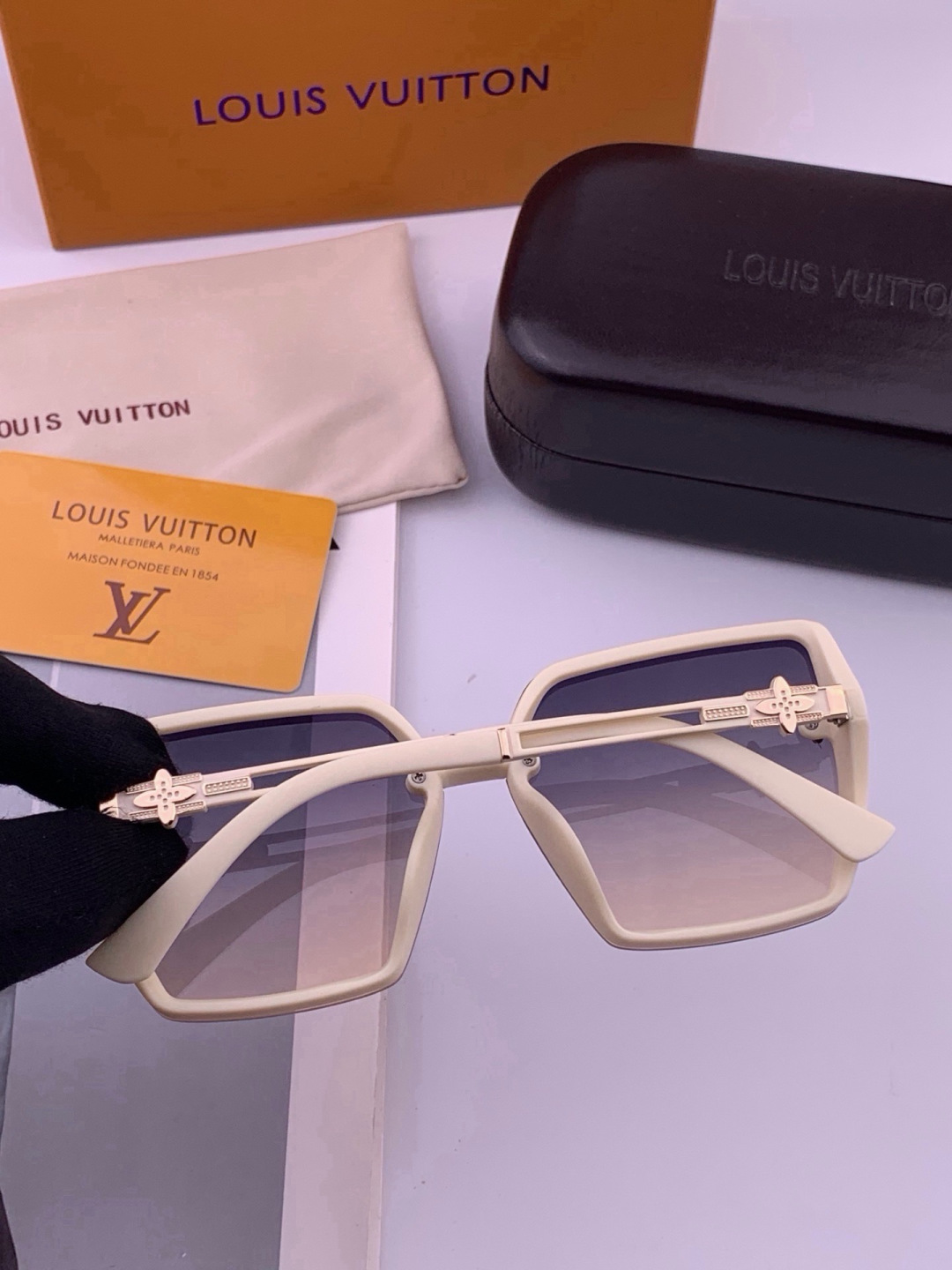 LV 开春新款  潮流爆款 时尚方框太阳镜 高品质 佩戴舒适 网红潮款墨镜 型号L6302