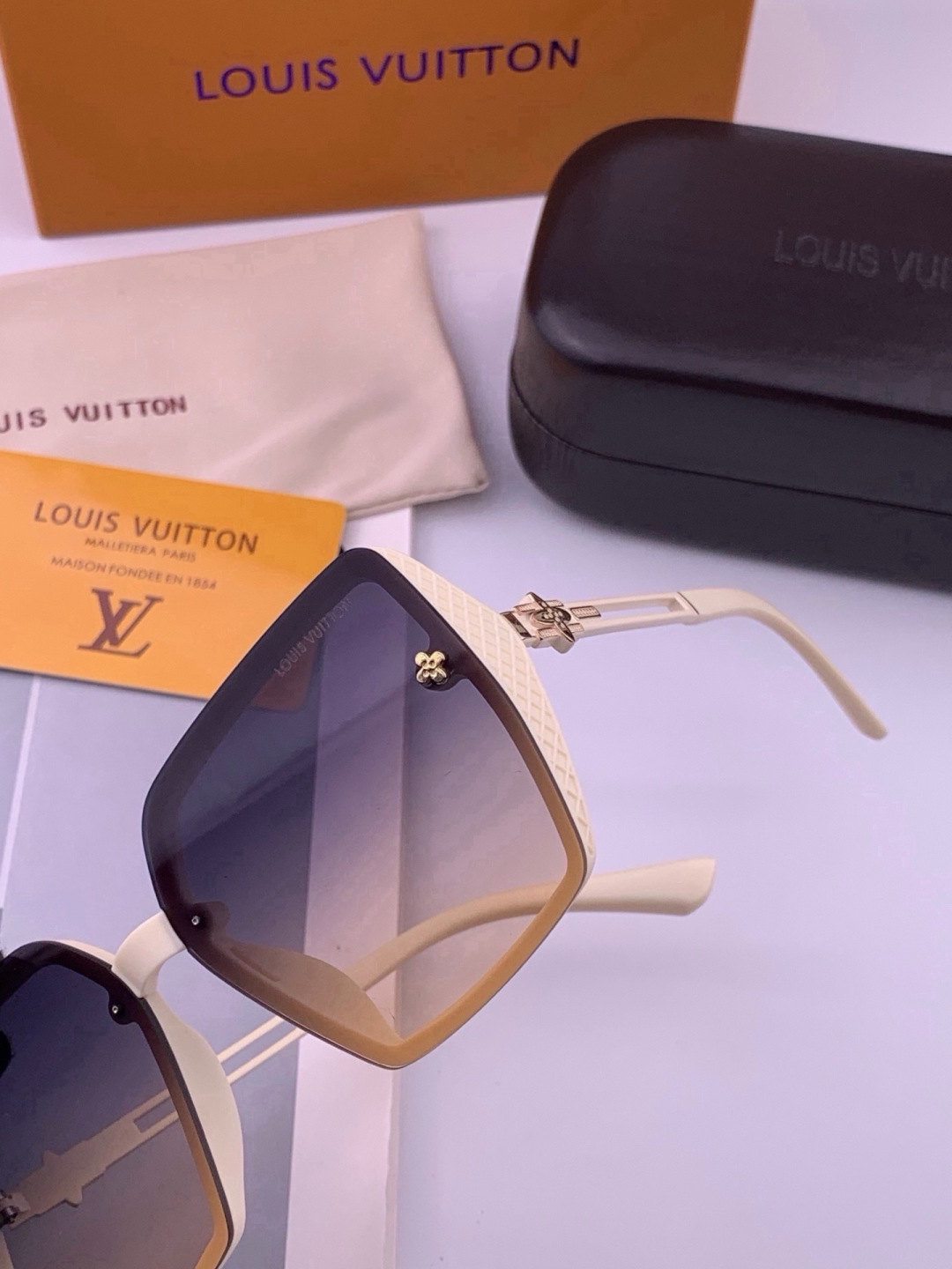 LV 开春新款  潮流爆款 时尚方框太阳镜 高品质 佩戴舒适 网红潮款墨镜 型号L6302