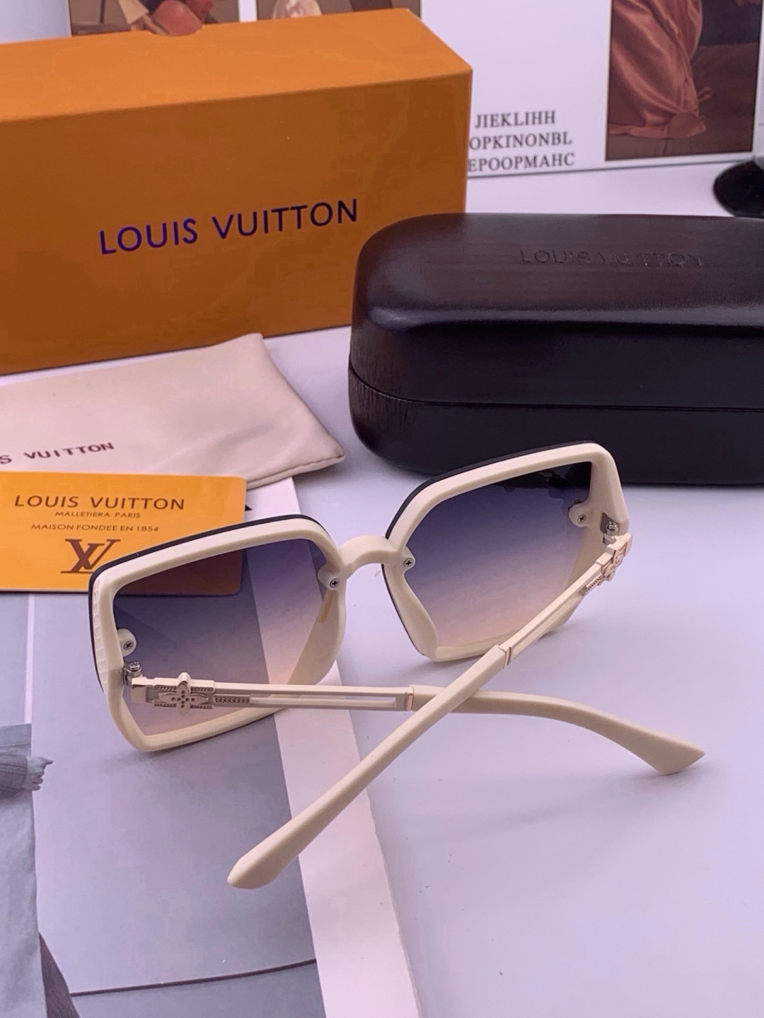 LV 开春新款  潮流爆款 时尚方框太阳镜 高品质 佩戴舒适 网红潮款墨镜 型号L6302
