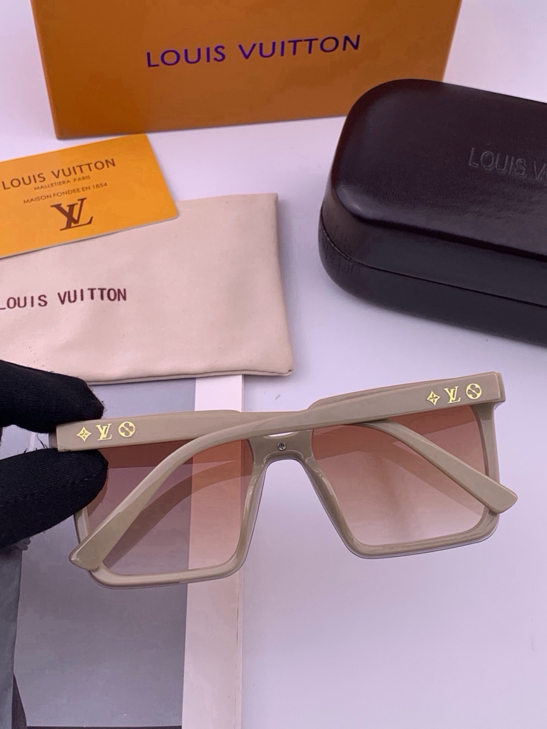 🔺LV🔻早春新款，众多明星同款[色]LV‼️‼️新款大框墨镜 ，🌈🌈宝丽来超清太阳镜🔝🔝型号：L6006