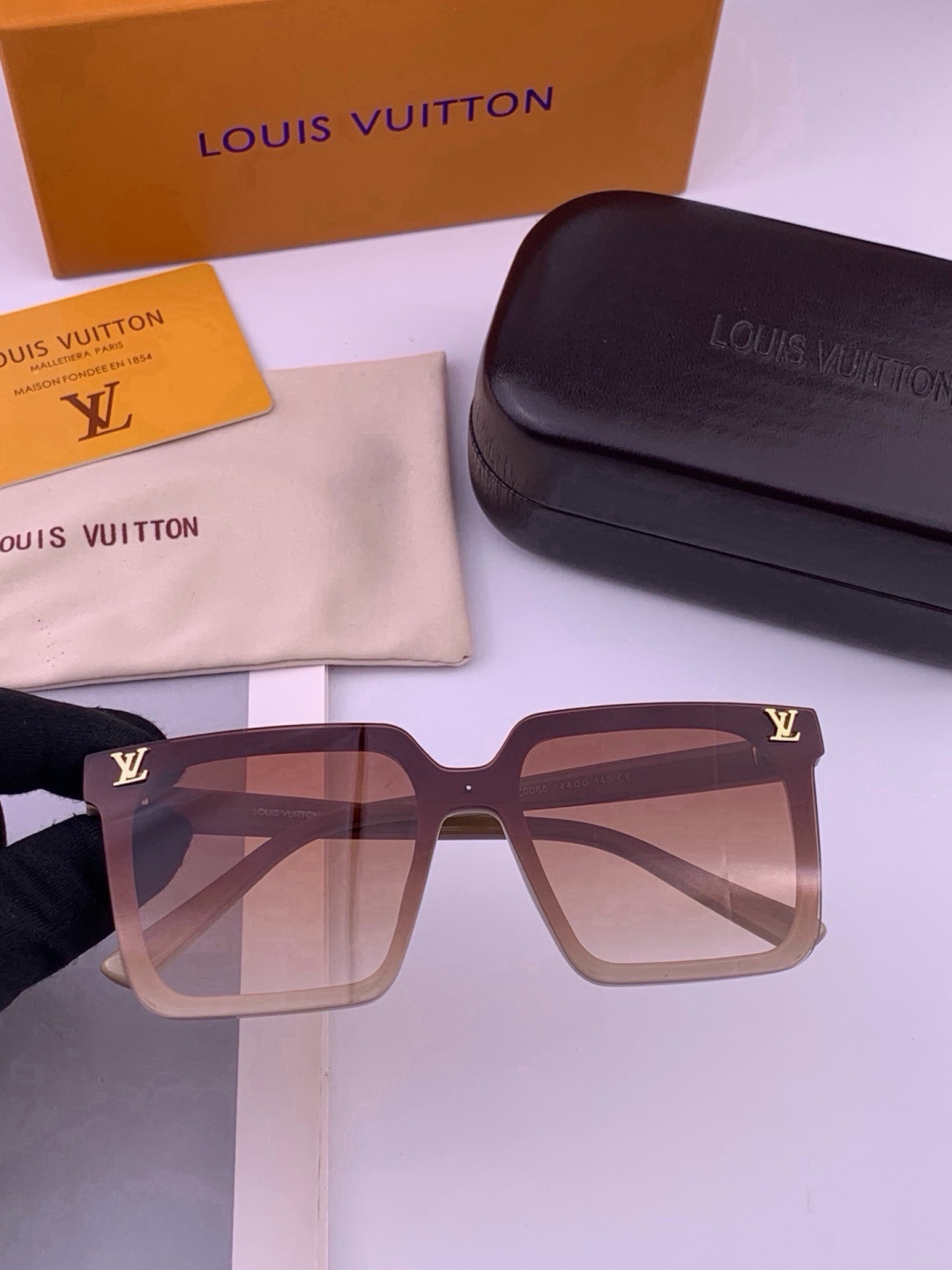🔺LV🔻早春新款，众多明星同款[色]LV‼️‼️新款大框墨镜 ，🌈🌈宝丽来超清太阳镜🔝🔝型号：L6006