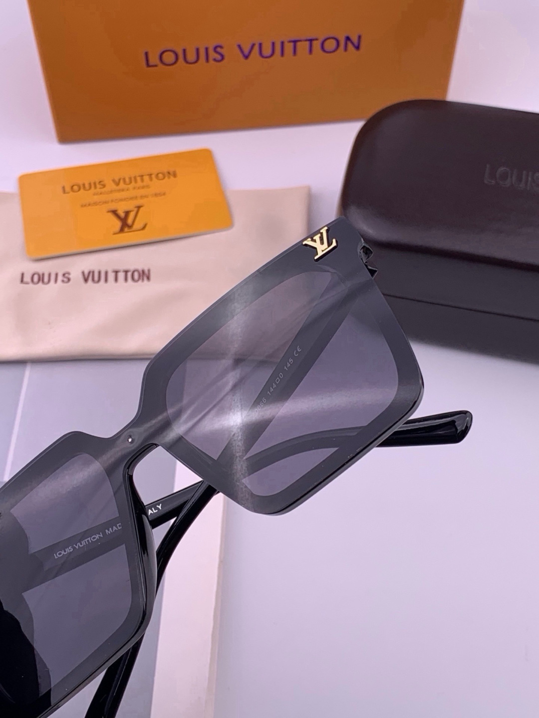 🔺LV🔻早春新款，众多明星同款[色]LV‼️‼️新款大框墨镜 ，🌈🌈宝丽来超清太阳镜🔝🔝型号：L6006
