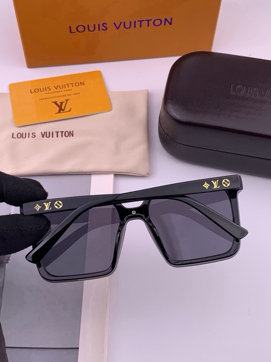 🔺LV🔻早春新款，众多明星同款[色]LV‼️‼️新款大框墨镜 ，🌈🌈宝丽来超清太阳镜🔝🔝型号：L6006