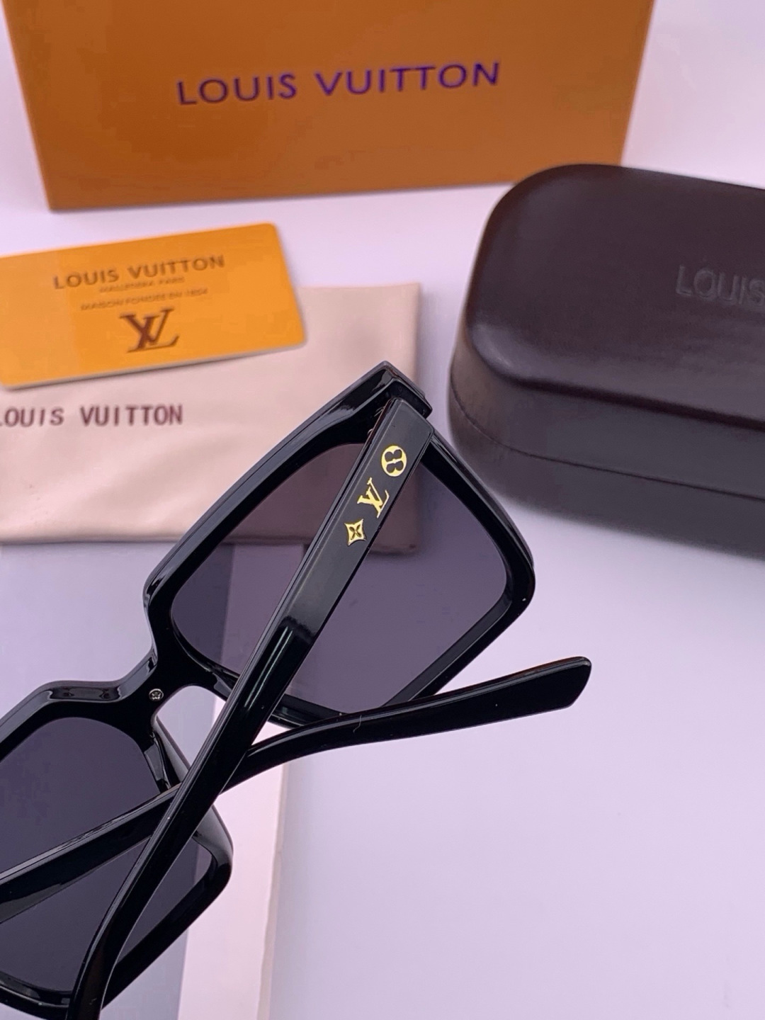 🔺LV🔻早春新款，众多明星同款[色]LV‼️‼️新款大框墨镜 ，🌈🌈宝丽来超清太阳镜🔝🔝型号：L6006
