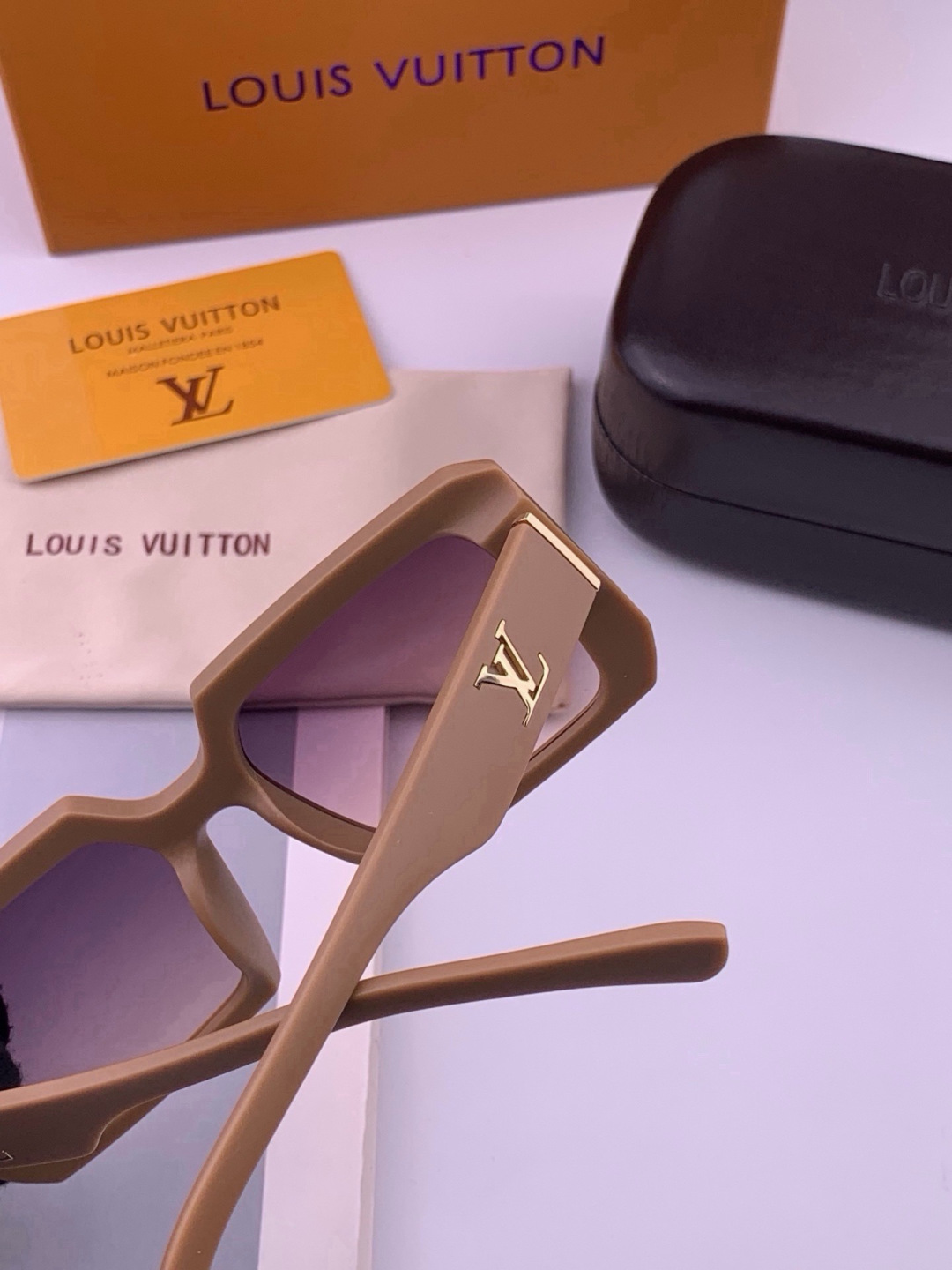 🔺LV🔻早春新款，众多明星同款[色]LV‼️‼️新款大框墨镜 ，🌈🌈宝丽来超清太阳镜🔝🔝型号：L37004