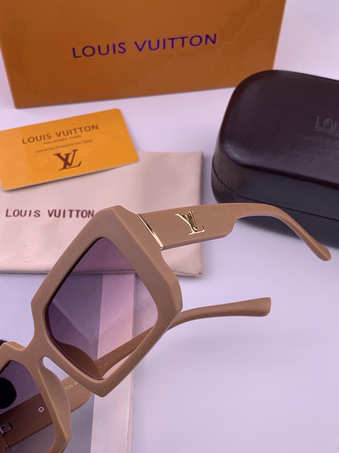 🔺LV🔻早春新款，众多明星同款[色]LV‼️‼️新款大框墨镜 ，🌈🌈宝丽来超清太阳镜🔝🔝型号：L37004