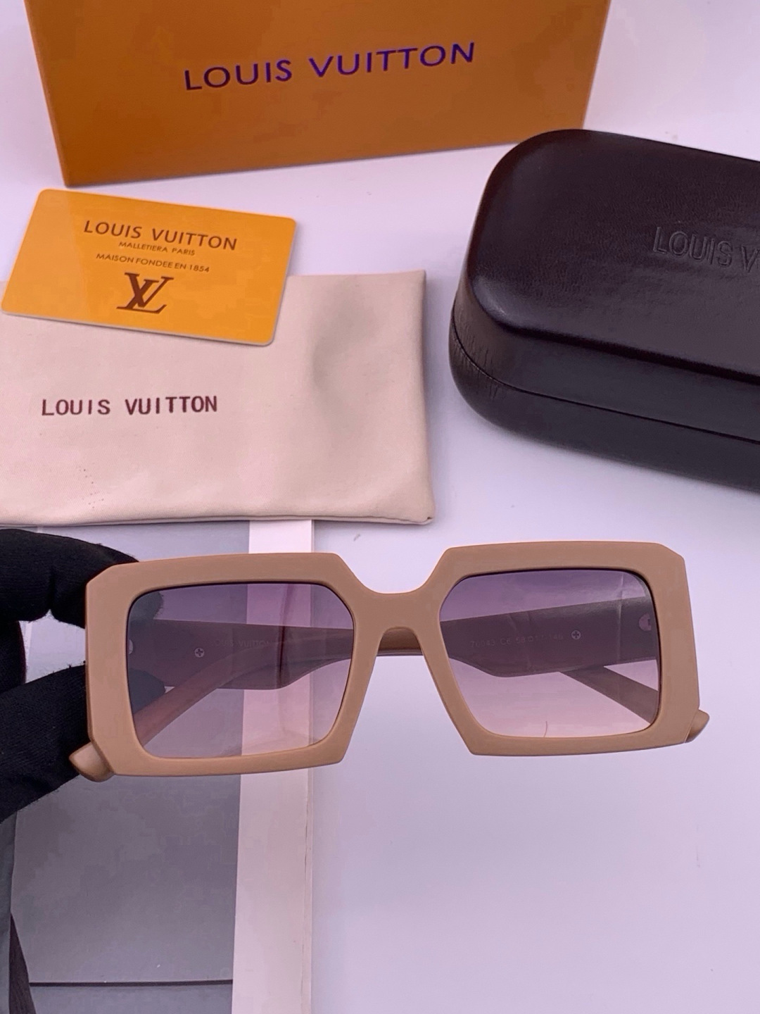 🔺LV🔻早春新款，众多明星同款[色]LV‼️‼️新款大框墨镜 ，🌈🌈宝丽来超清太阳镜🔝🔝型号：L37004