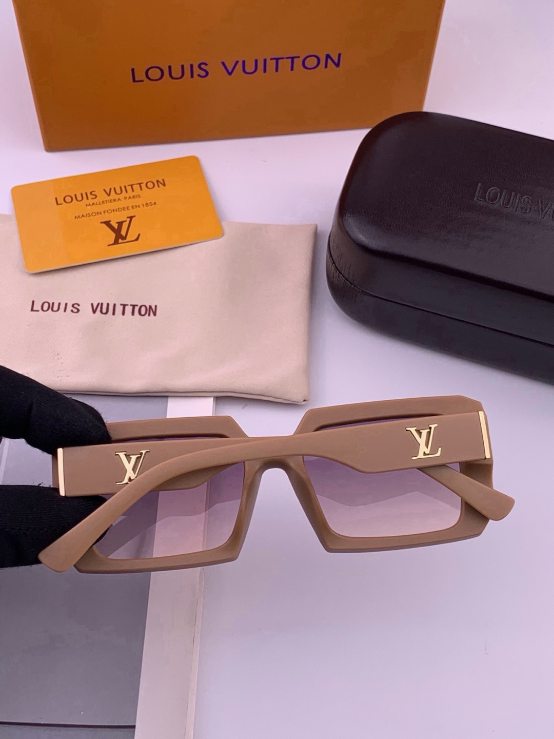 🔺LV🔻早春新款，众多明星同款[色]LV‼️‼️新款大框墨镜 ，🌈🌈宝丽来超清太阳镜🔝🔝型号：L37004