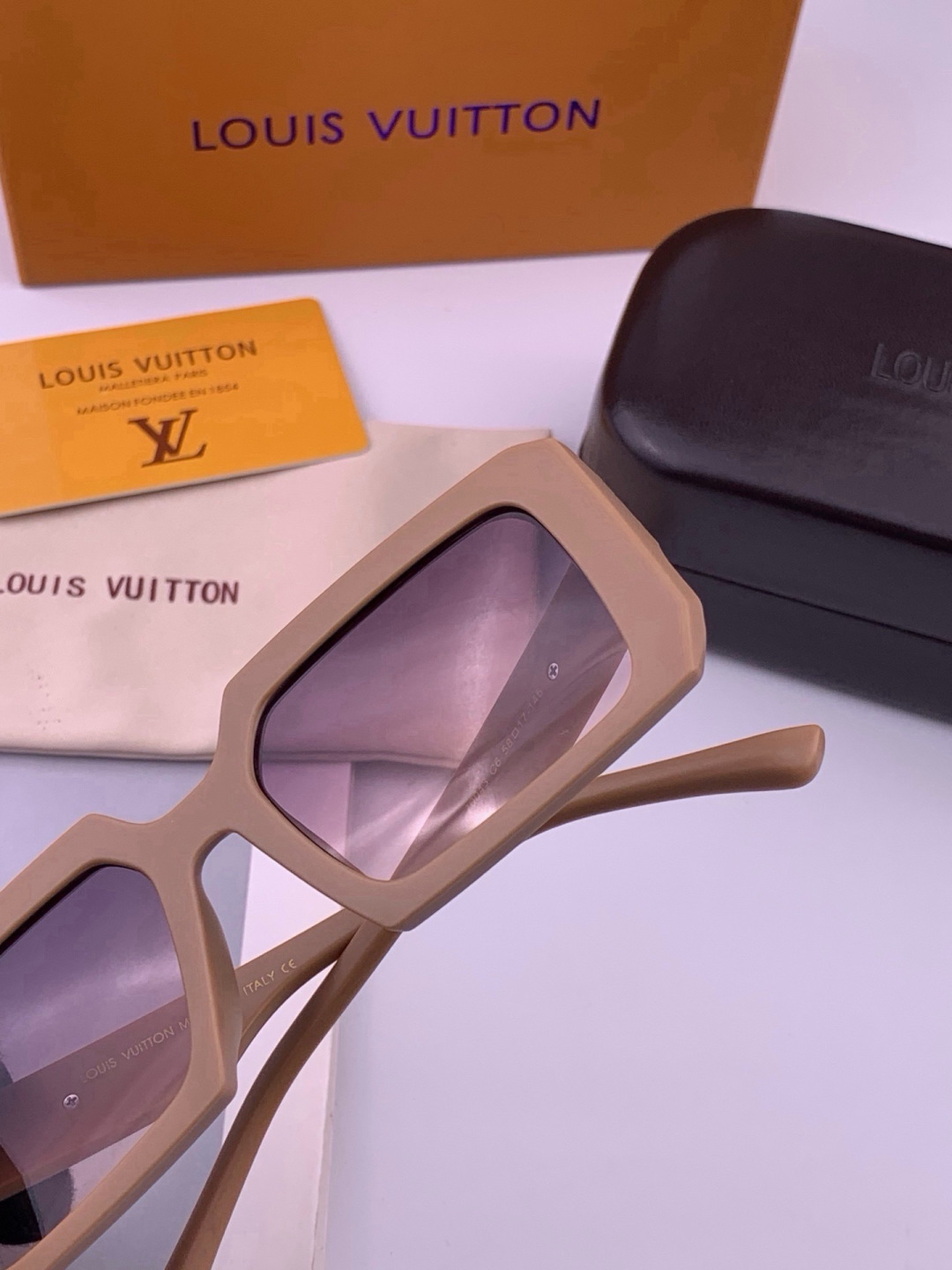 🔺LV🔻早春新款，众多明星同款[色]LV‼️‼️新款大框墨镜 ，🌈🌈宝丽来超清太阳镜🔝🔝型号：L37004