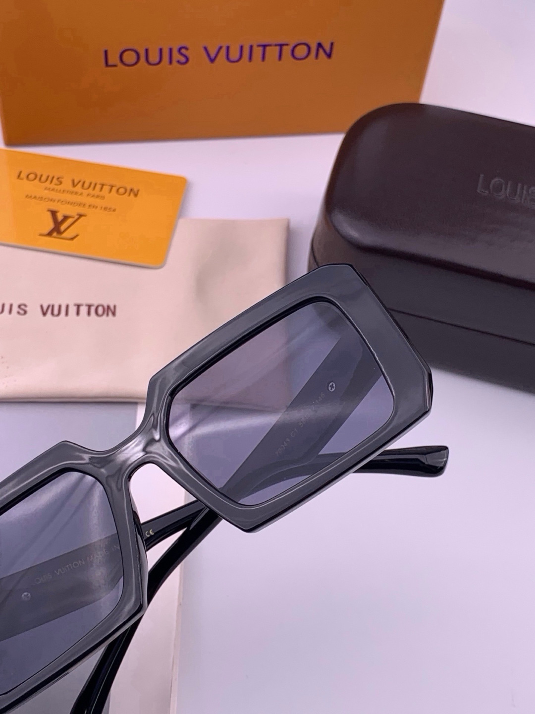 🔺LV🔻早春新款，众多明星同款[色]LV‼️‼️新款大框墨镜 ，🌈🌈宝丽来超清太阳镜🔝🔝型号：L37004