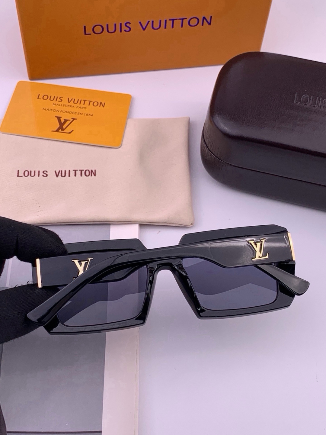 🔺LV🔻早春新款，众多明星同款[色]LV‼️‼️新款大框墨镜 ，🌈🌈宝丽来超清太阳镜🔝🔝型号：L37004