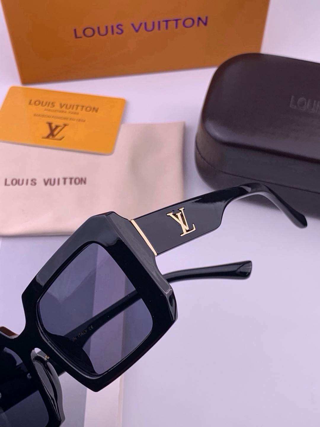 🔺LV🔻早春新款，众多明星同款[色]LV‼️‼️新款大框墨镜 ，🌈🌈宝丽来超清太阳镜🔝🔝型号：L37004