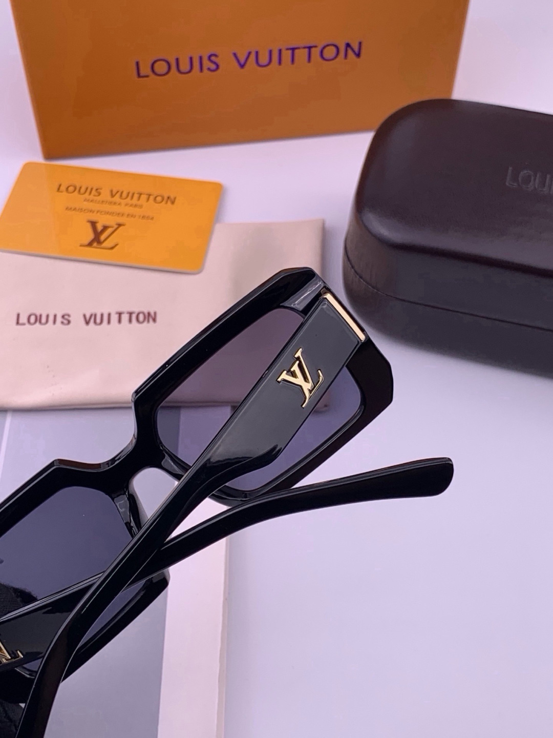 🔺LV🔻早春新款，众多明星同款[色]LV‼️‼️新款大框墨镜 ，🌈🌈宝丽来超清太阳镜🔝🔝型号：L37004