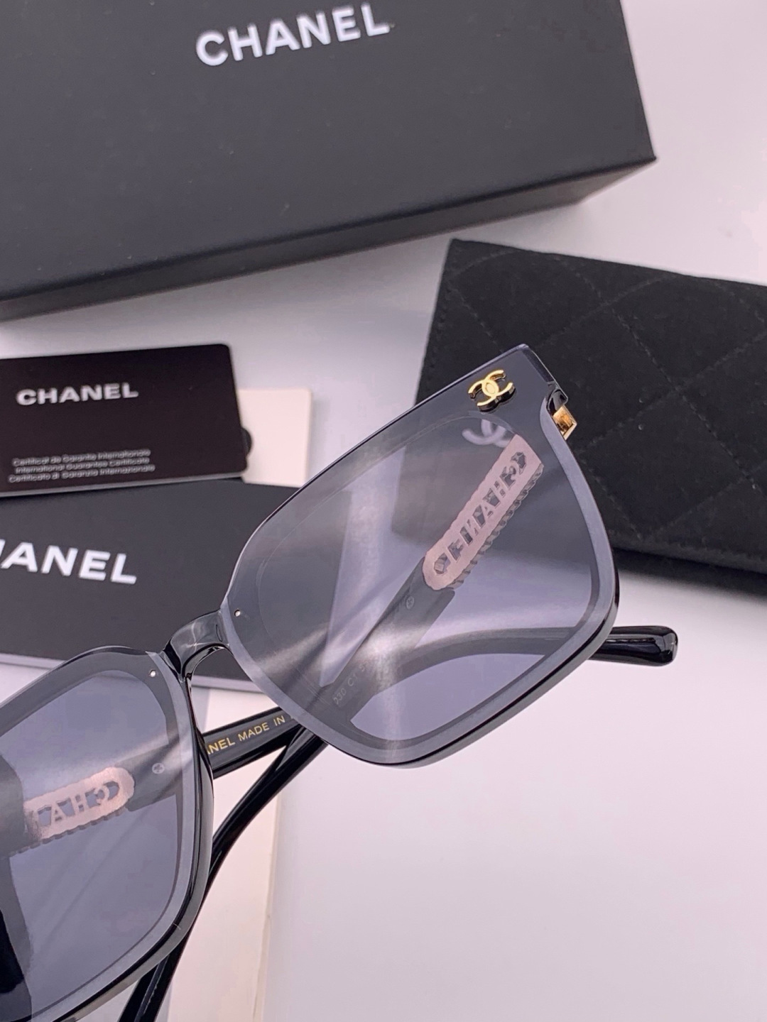 新品CHANEL 香奈儿太阳镜以独特魅力和前卫风格诠释春夏最新眼镜，质感超好佩带舒适 型号：CH07003