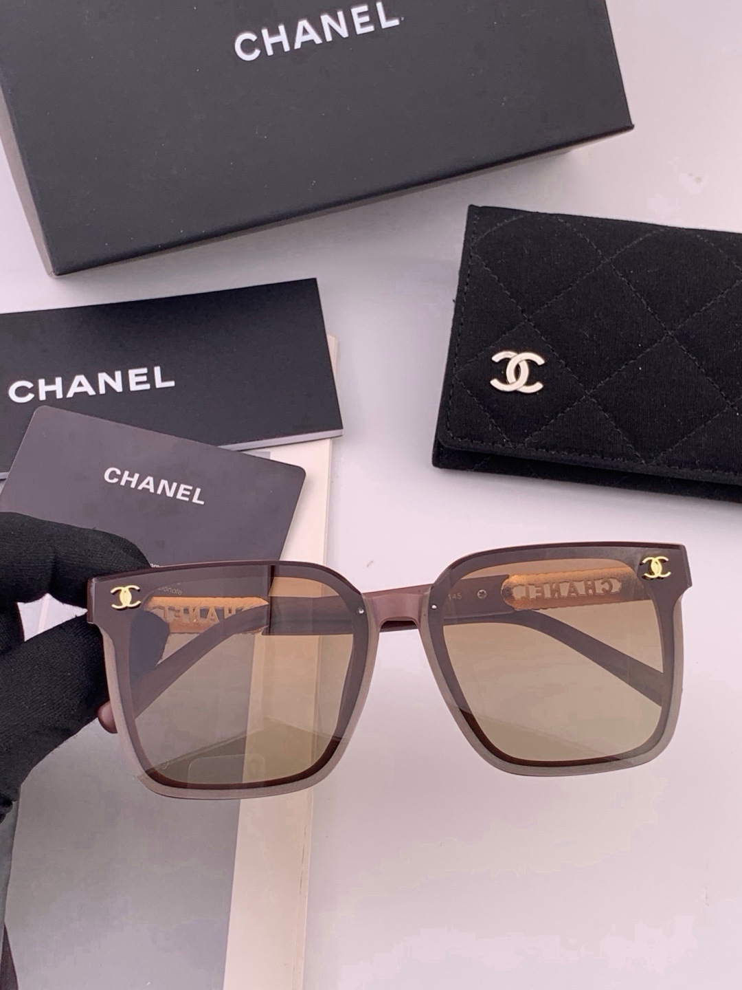 新品CHANEL 香奈儿太阳镜以独特魅力和前卫风格诠释春夏最新眼镜，质感超好佩带舒适 型号：CH07003