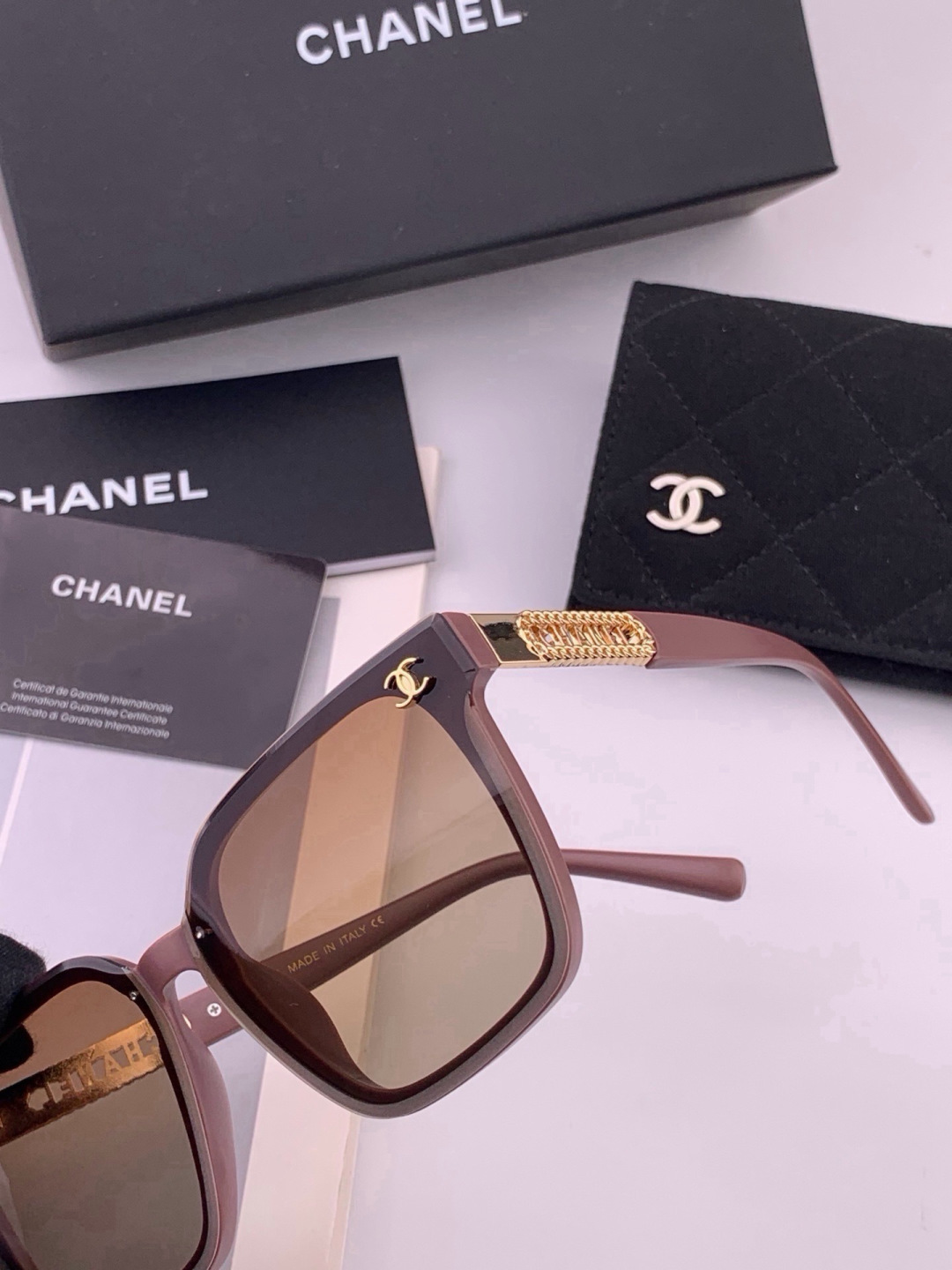 新品CHANEL 香奈儿太阳镜以独特魅力和前卫风格诠释春夏最新眼镜，质感超好佩带舒适 型号：CH07003