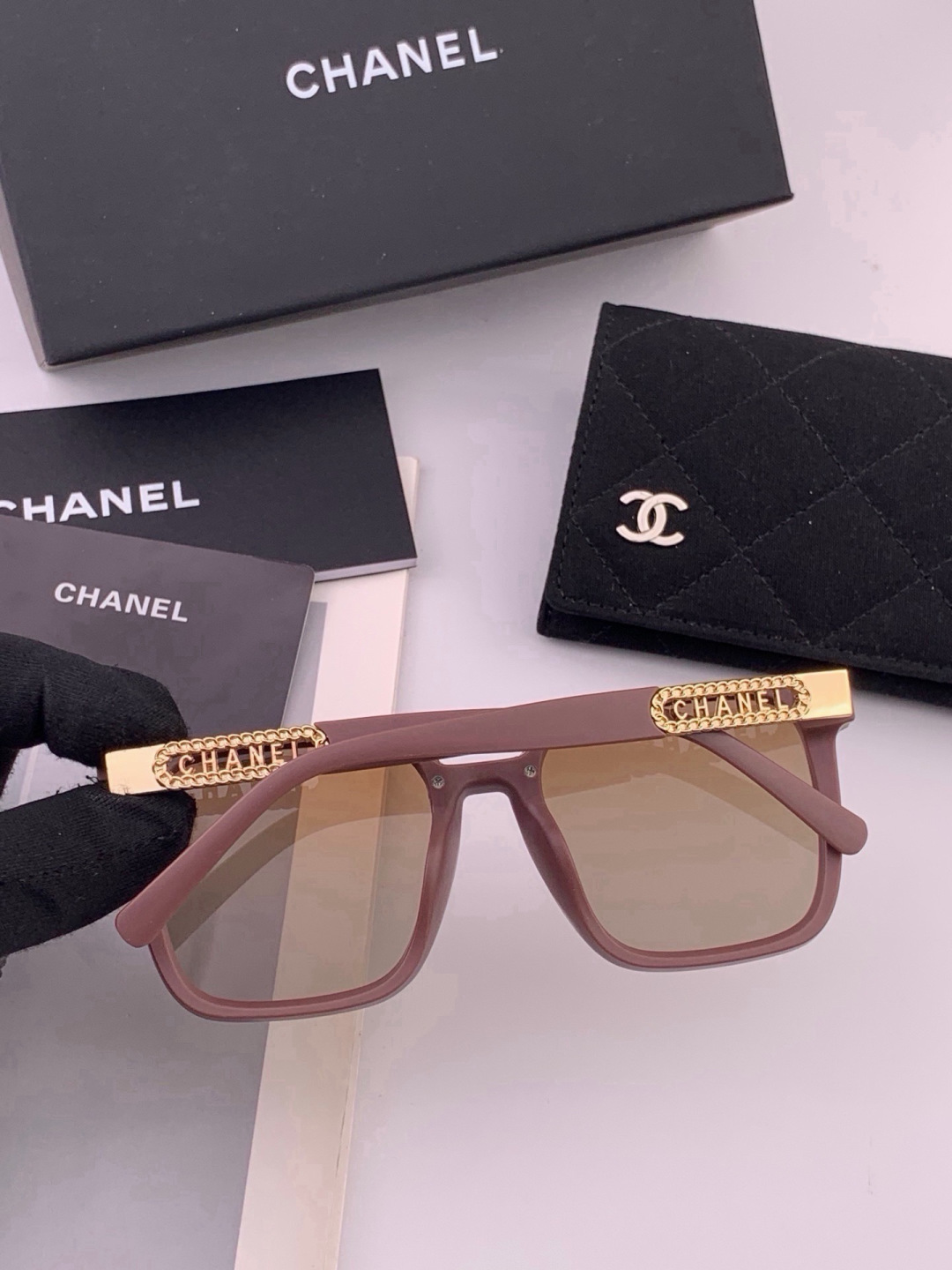 新品CHANEL 香奈儿太阳镜以独特魅力和前卫风格诠释春夏最新眼镜，质感超好佩带舒适 型号：CH07003