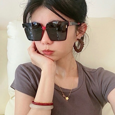 Gucci联名系列限量版经典的方框设计,不挑脸型,无论搭配大衣还是连衣裙都非常显气质 偏光镜片预防紫外线 型号:G501 Gucci联名系列限量版经典的方框设计,不挑脸型,无论搭配大衣还是连衣裙都非常显气质 偏光镜片预防紫外线 型号:G501