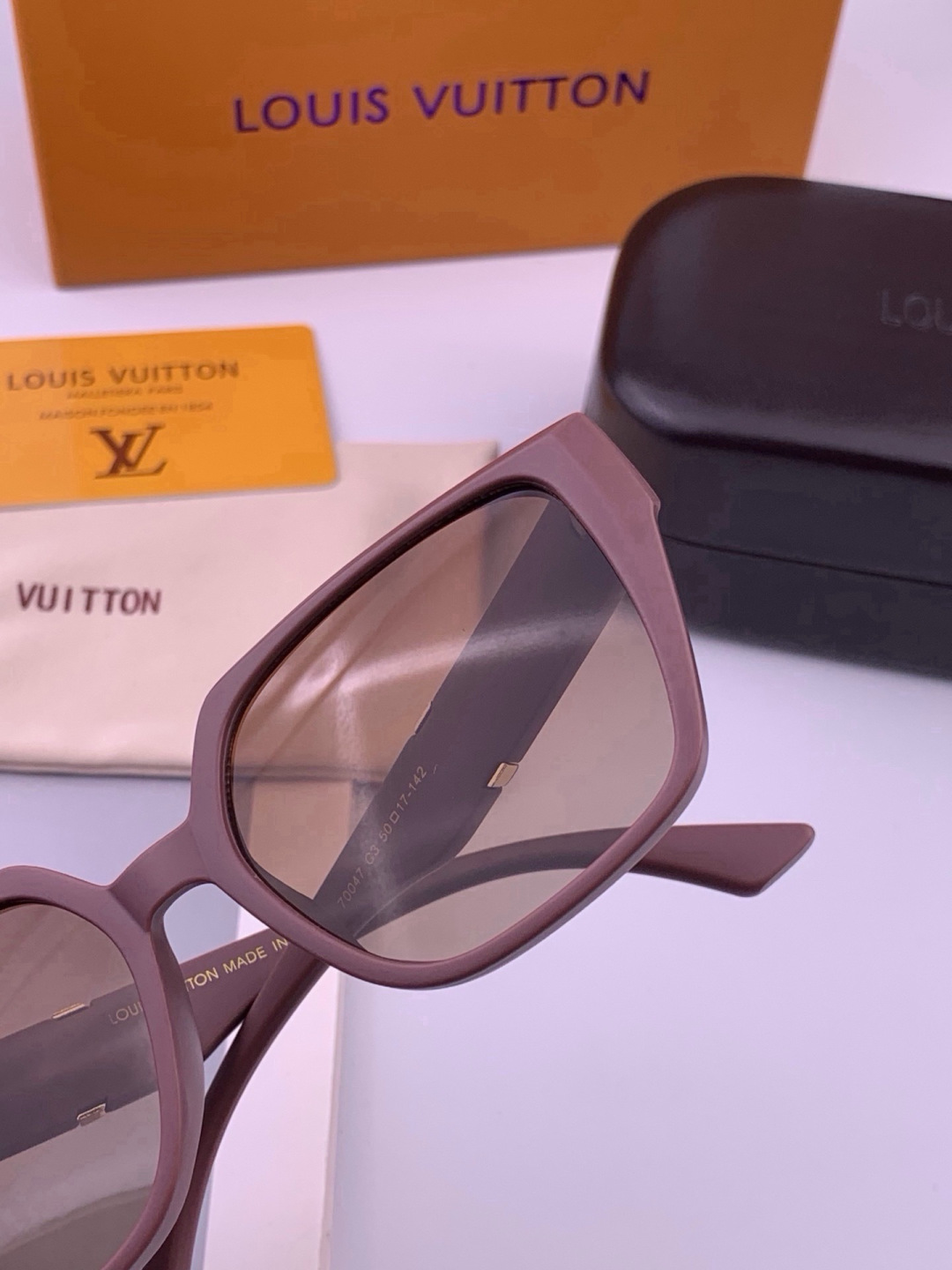 🔺LV🔻早春新款，众多明星同款[色]LV‼️‼️新款大框墨镜 ，🌈🌈宝丽来超清太阳镜🔝🔝型号：L77004