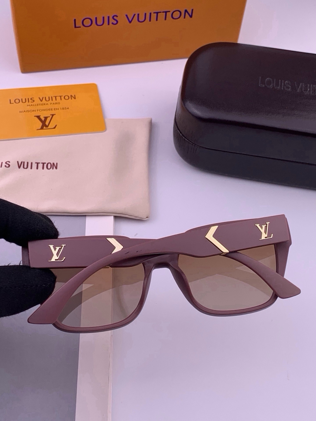🔺LV🔻早春新款，众多明星同款[色]LV‼️‼️新款大框墨镜 ，🌈🌈宝丽来超清太阳镜🔝🔝型号：L77004