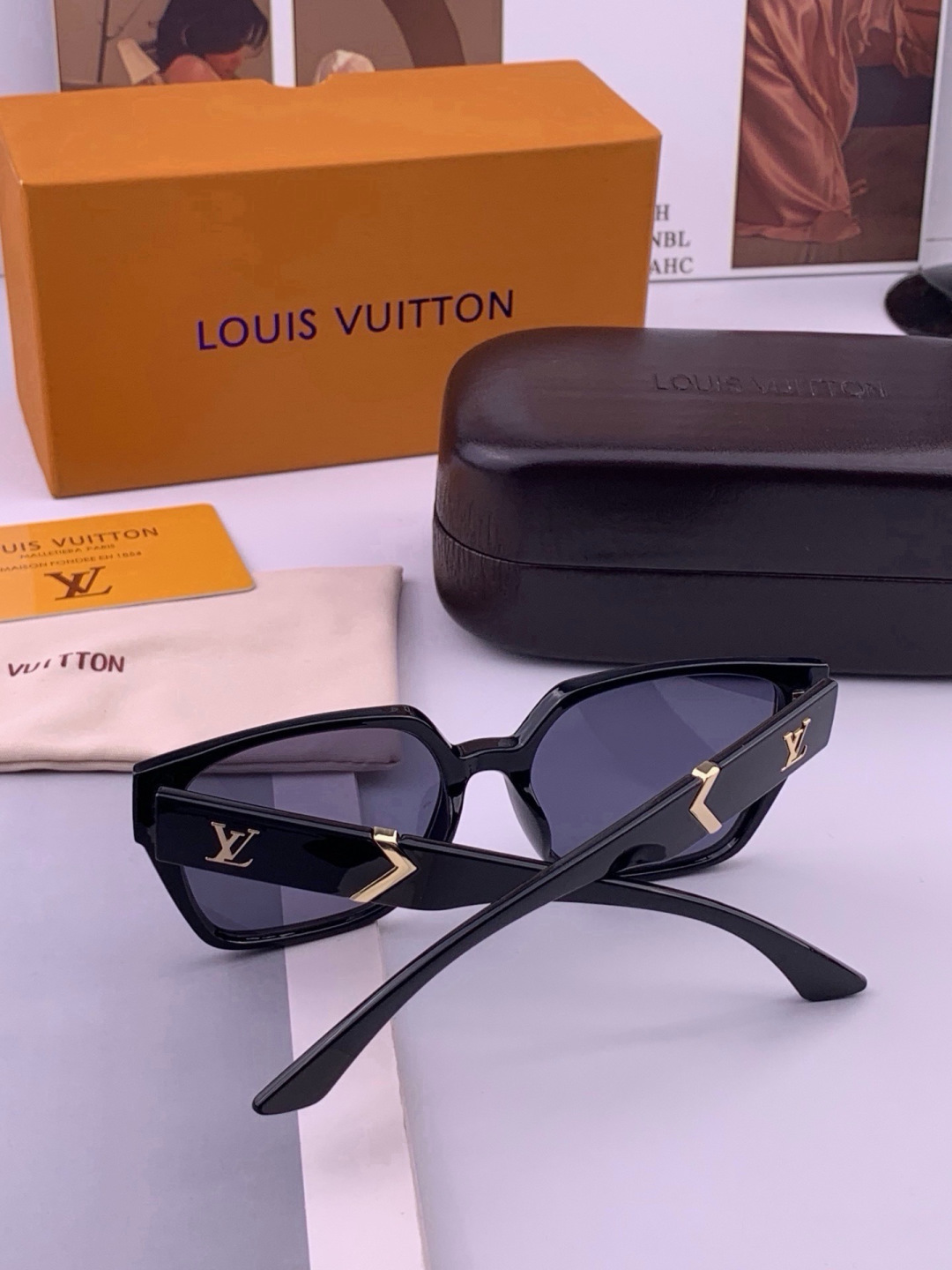 🔺LV🔻早春新款，众多明星同款[色]LV‼️‼️新款大框墨镜 ，🌈🌈宝丽来超清太阳镜🔝🔝型号：L77004