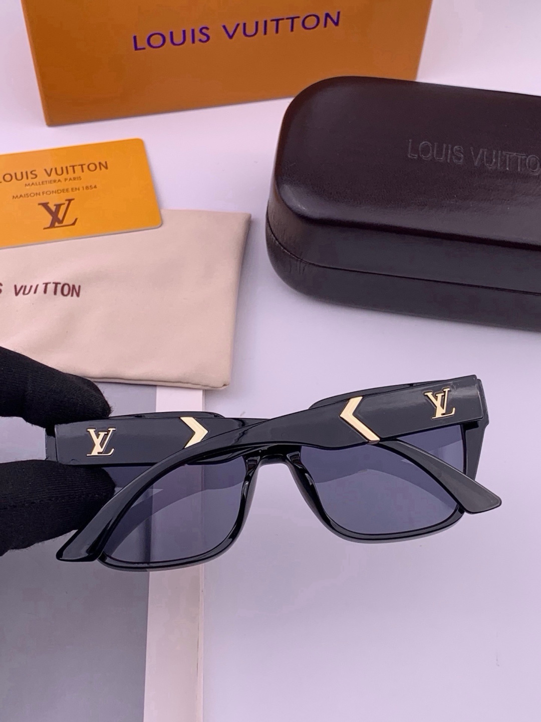 🔺LV🔻早春新款，众多明星同款[色]LV‼️‼️新款大框墨镜 ，🌈🌈宝丽来超清太阳镜🔝🔝型号：L77004